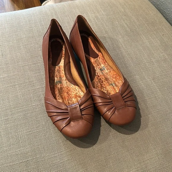 Born Women's Brown Leather Flats - Picture 4 of 9